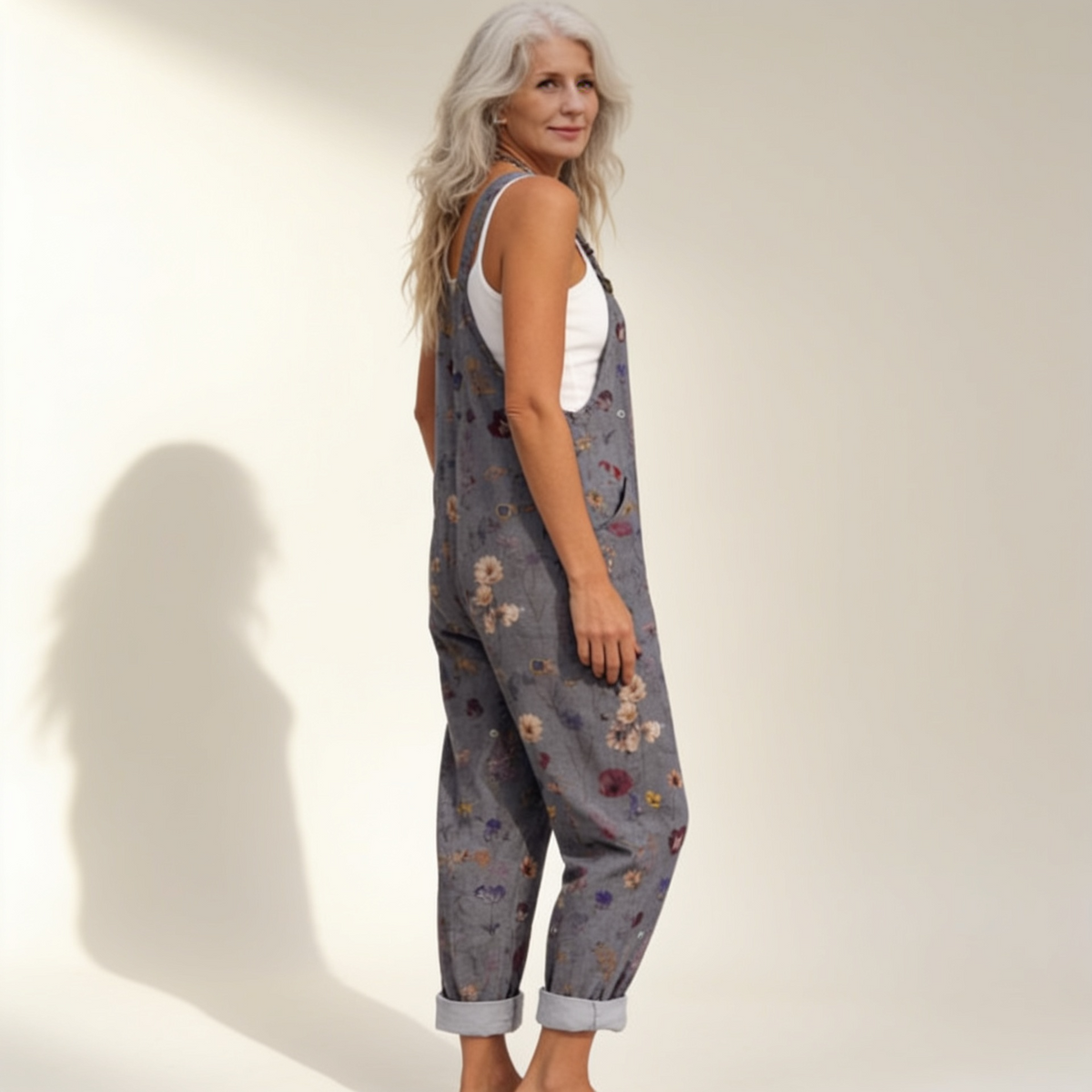 Carla | Latzhose in Grau mit kleinen Blüten