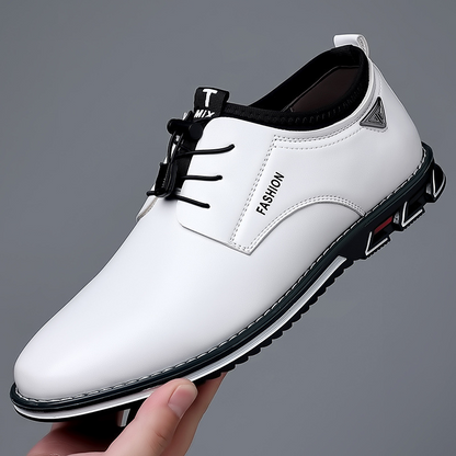 August | Schwarze Derby-Schuhe in Lackoptik