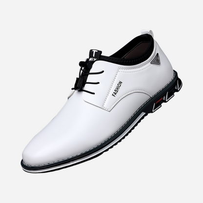 August | Schwarze Derby-Schuhe in Lackoptik