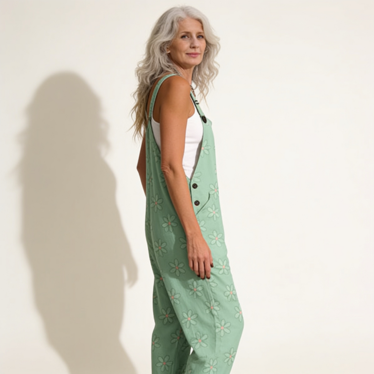 Magda | Latzhose in Mintgrün mit kleinen Blüten
