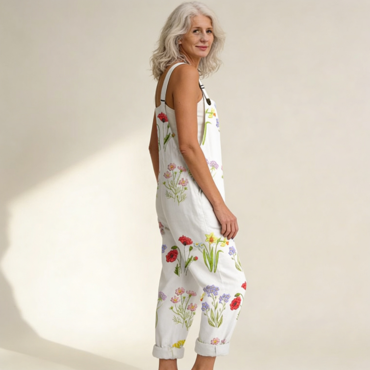 Grete | Latzhose in Weiß mit Feldblumen