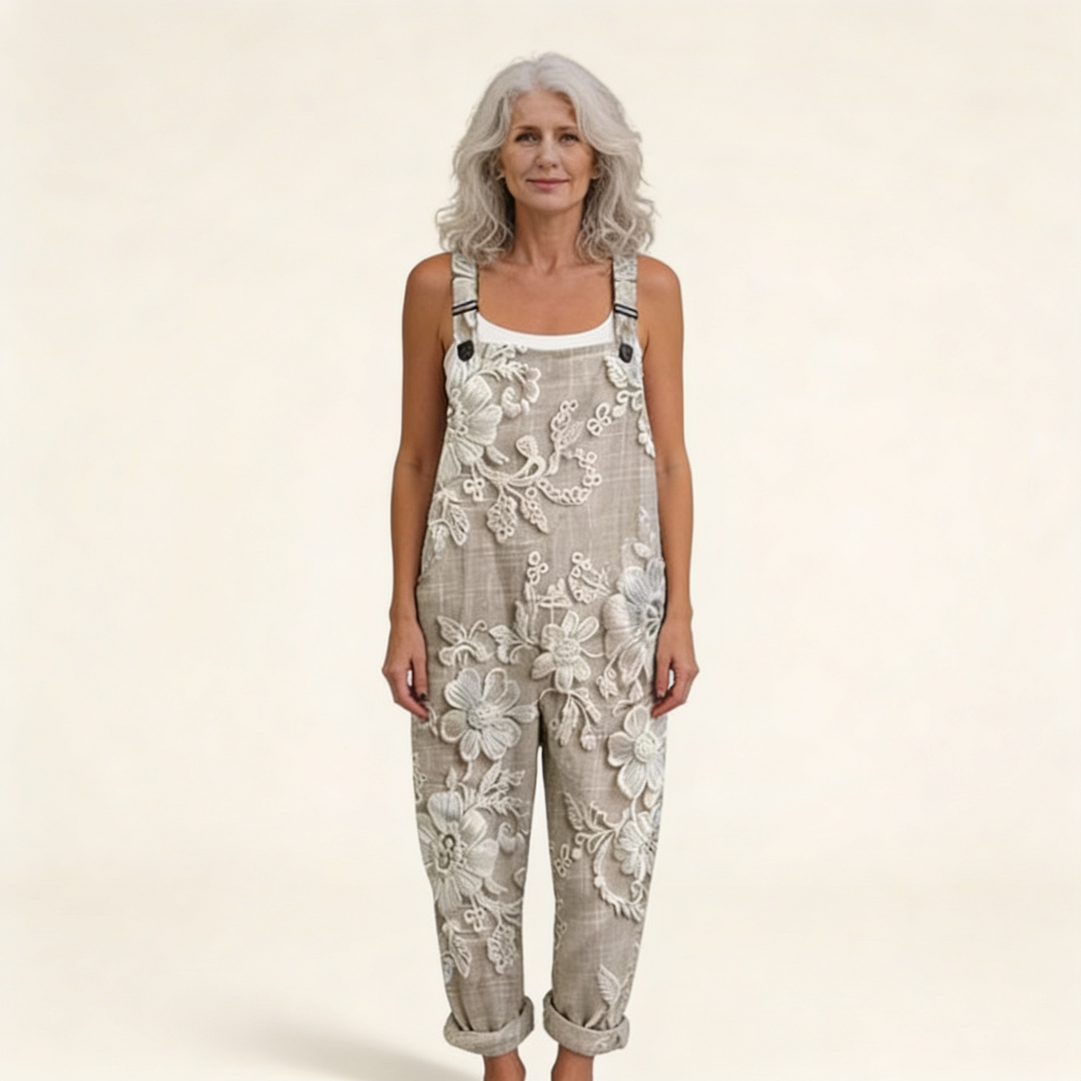 Birgit | Latzhose mit gestickten Blumen