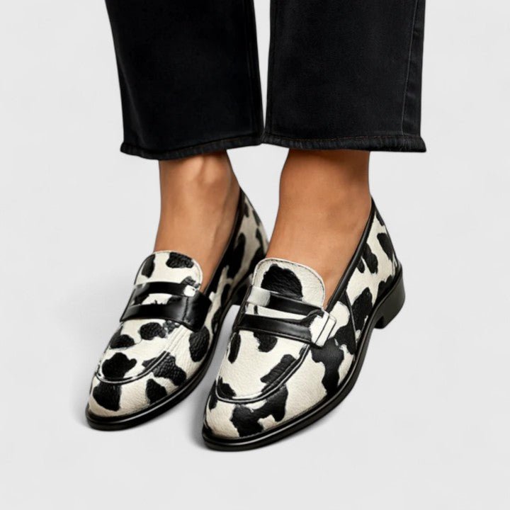 Trude | Loafer mit schwarz-weißem Kuhfellmuster