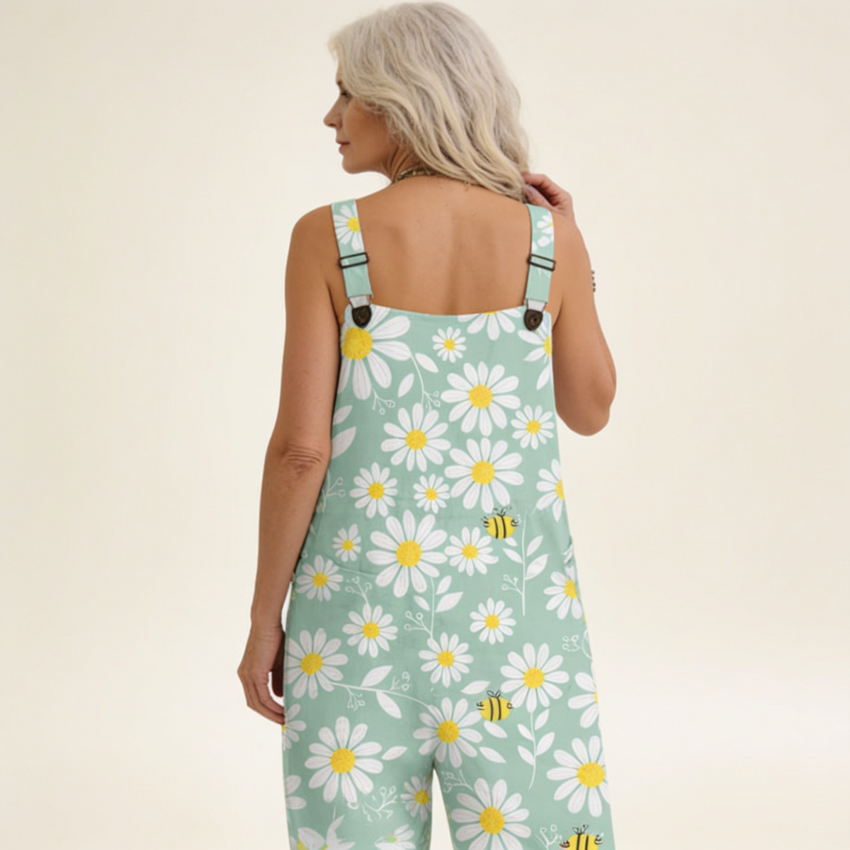 Leonie | Latzhose mit Margeriten auf Mintgrün