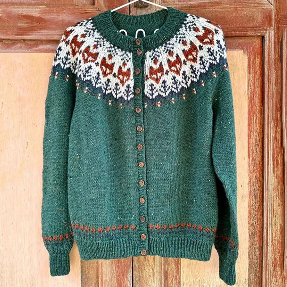 Brigitte | Grüne Strickjacke mit nordischem Muster