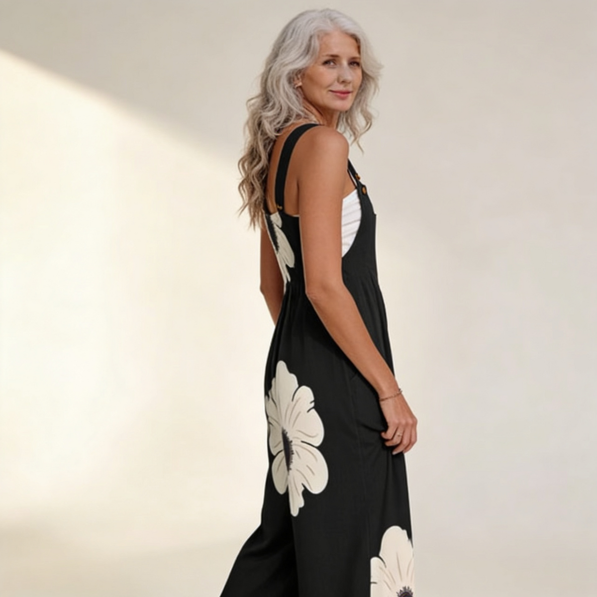 Annika | Latzhose mit großer Blüte