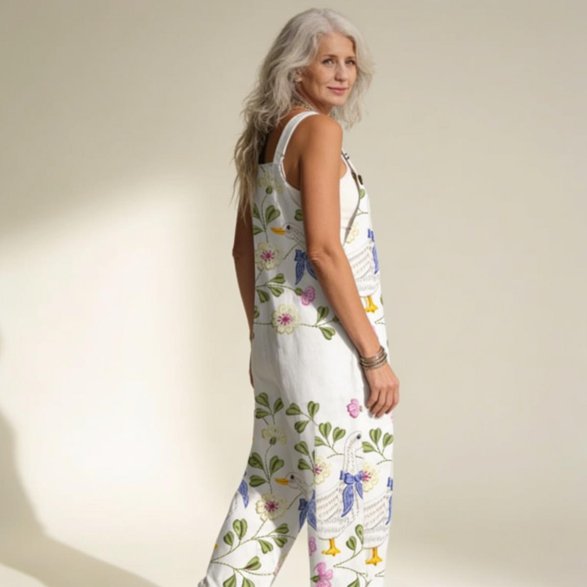 Ingrid | Latzhose in Weiß mit Libellen und Blumen