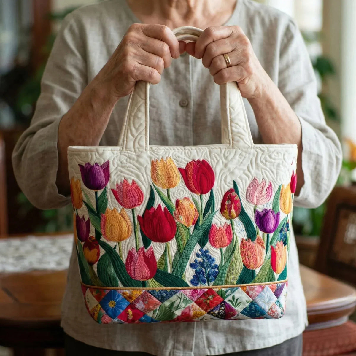 Isabel | Gesteppte Tragetasche mit Motiv Tulpengarten