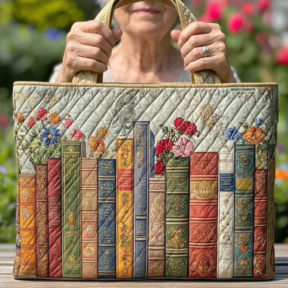 Christiane | Gesteppte Tragetasche mit Motiv Verzauberte Bibliothek