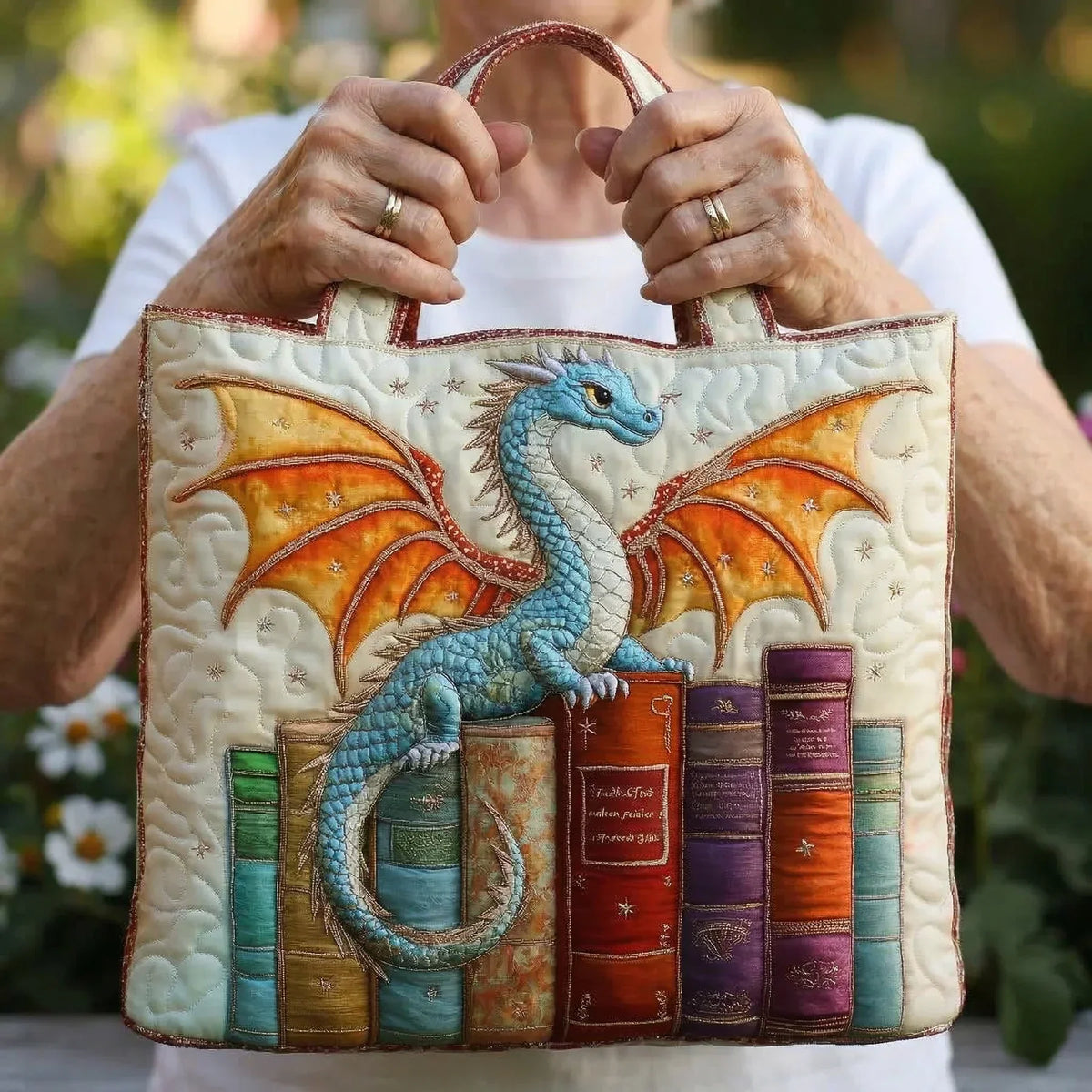 Antonia | Gesteppte Tragetasche mit Motiv Buchdrache
