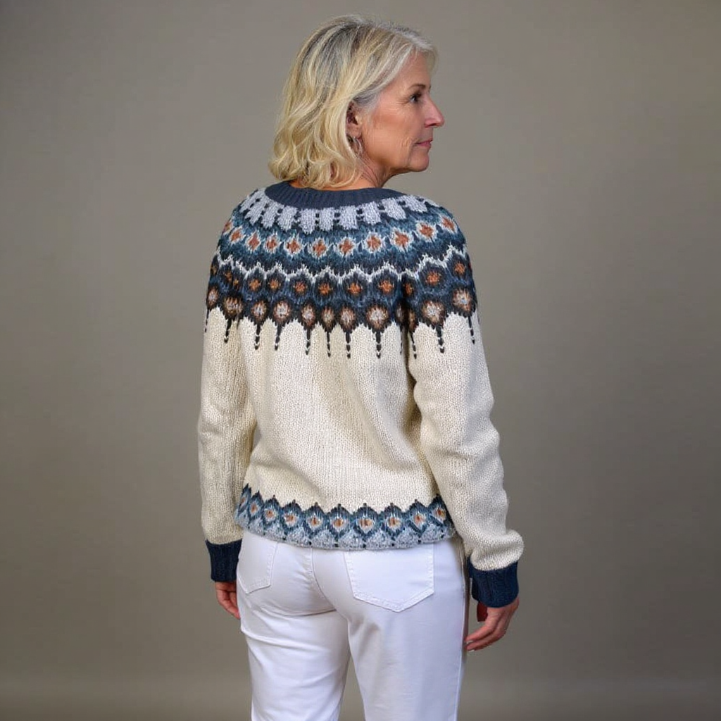 Erika | Graue Strickjacke mit Schneeflockenmuster an der Passe