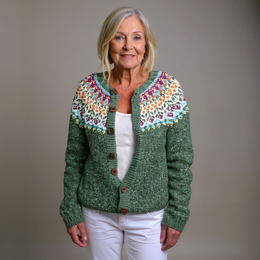 Elisabeth | Grüne Strickjacke mit mehrfarbigem Passenmuster