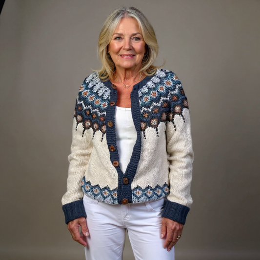Erika | Graue Strickjacke mit Schneeflockenmuster an der Passe