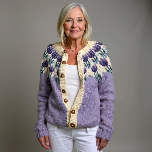 Karin | Fliederfarbene Strickjacke mit Tulpenmuster