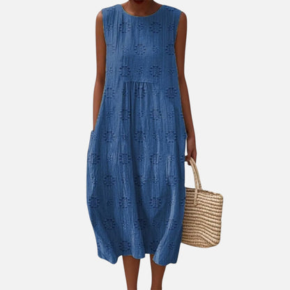 Helga | Ärmelloses Sommerkleid in Blau mit Lochstickerei-Optik